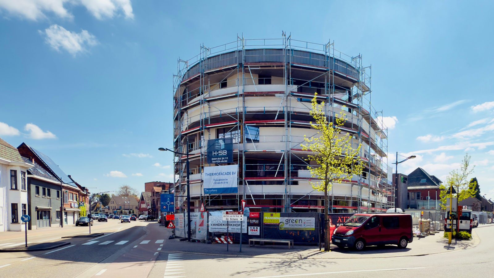 Gebouw met steigers tijdens de werken