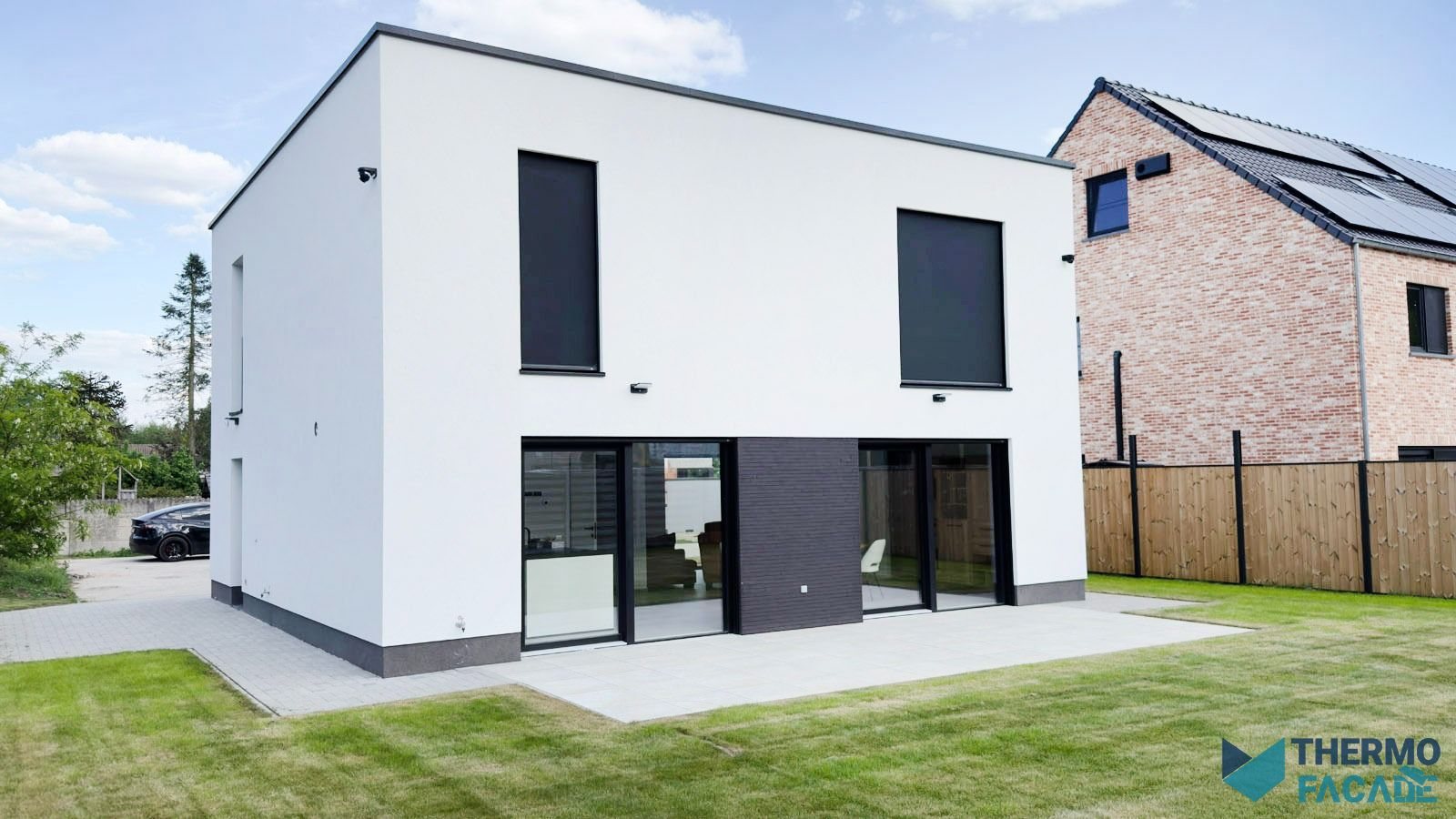 Gepleisterde woning met donkere accenten en tuin